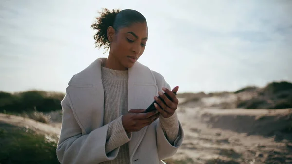 Calm Girl Message Smartphone Sunlight Serene African American Tourist Check — стокове фото