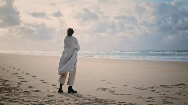 Sakin Bir Kadın Boş Sessiz Bir Sahilde Okyanusu Düşünüyor Baharda — Stok fotoğraf