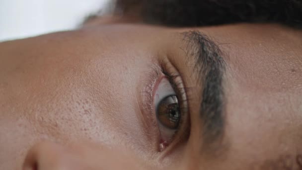 Odaklanmış Adam Dışarıdaki Merceğe Çok Yakından Bakıyor Kıvırcık Saçlı Modelin — Stok video