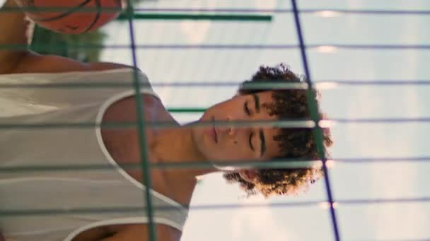 Баскетболист Отрабатывает Масштаб Стадиона Кудрявый Молодой Человек Играет Мяч Летом — стоковое видео