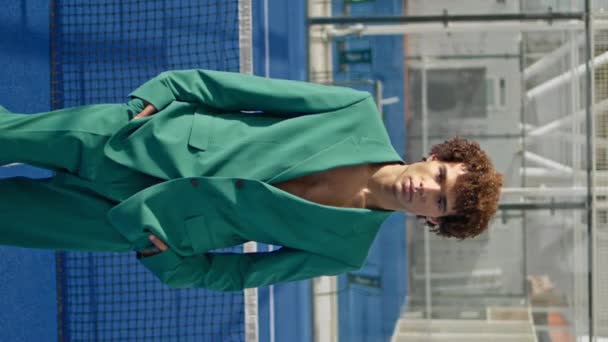 Fashion Guy Koreksi Setelan Jalan Closeup Tampan Dengan Pakaian Trendi — Stok Video