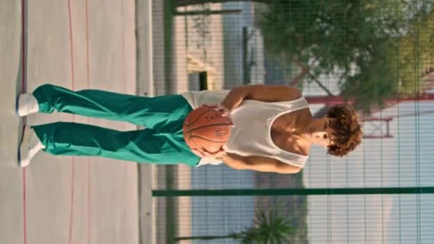 Кудрявый Парень Играет Баскетбол Спортивном Поле Искусный Подросток Бросает Мяч — стоковое видео