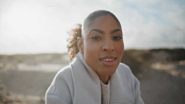 Portré Boldog Lány Pihen Reggeli Tengerparton Vonzó Afro Amerikai Kinézetű — Stock videók