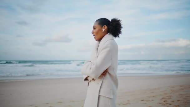 Ocean Woman Talking Phone Wireless Earphones African American Enjoy Beach — Stock Video
