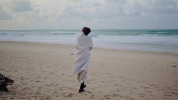 Одинокая Женщина Гуляет Пляжу Облачный День Спокойный Турист Наблюдающий Океанскими — стоковое видео