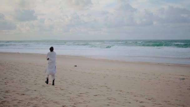 Задумчивая Женщина Идущая Берегу Зимний День Мирный Турист Наблюдает Океанскими — стоковое видео