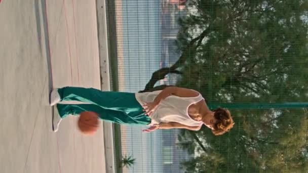 Basketbalspeler Gooien Bal Stadion Curly Hair Guy Training Zomerochtend Jongeman — Stockvideo