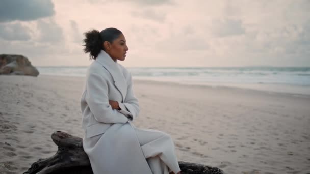 Унылая Женщина Наблюдает Океанскими Волнами Пляже Одинокая Темноволосая Женщина Думает — стоковое видео