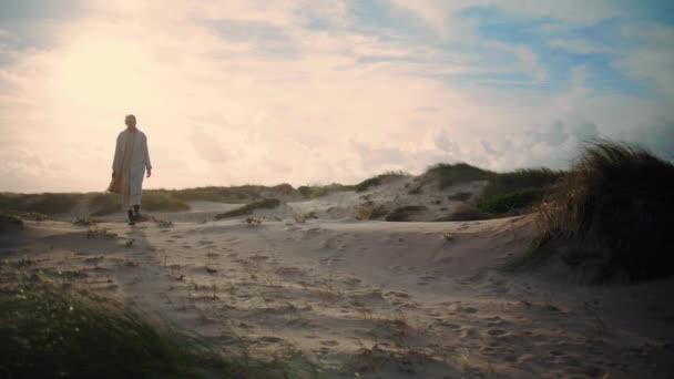 Спокойная Женщина Ходит Песчаным Дюнам Спокойный Модельный Силуэт Наслаждающийся Утренними — стоковое видео