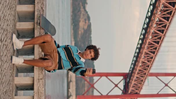 Patinador Rizado Haciendo Selfie Vista Vertical Costa Elegante Turista Sentado — Vídeo de stock