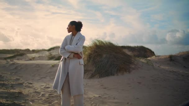 Ensam Kvinna Beundrar Sanddyner Svart Hår Blir Kallt Vilande Havet — Stockvideo