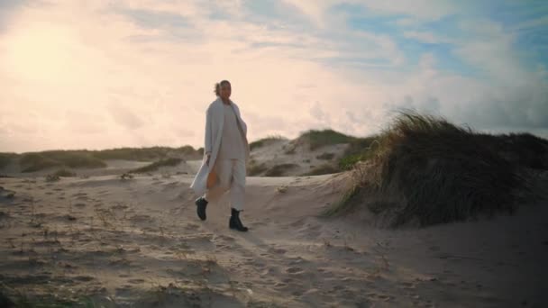 Дівчата Мандрівники Їдуть Пляжні Дюни Вихідні Жінка Захоплюється Дикою Природою — стокове відео