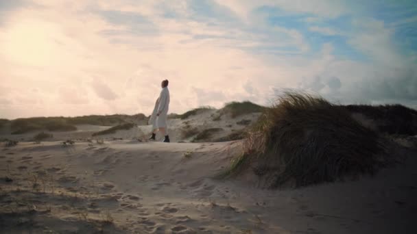 Одинокая Женщина Ходит Песчаным Дюнам Мечтательный Турист Наслаждающийся Поездкой Выходные — стоковое видео