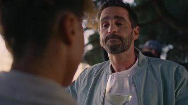 Birkaç arkadaş hafta sonu gün batımında buluşmaya bayılıyor. Yakışıklı Latin bir adam, kimliği belirsiz bir kadının alkol yudumlamasını dinliyor. Sakallı mutlu adam işten sonra kıvırcık kadın meslektaşımla konuşuyor.