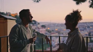 Mutlu çift gün batımını yakından izliyor. Birbirleriyle konuşan çok ırklı arkadaşlar parmaklık terasında dinleniyorlar. Kıvırcık, kaygısız bir kadın yaz akşamları erkek arkadaşına el hareketleriyle hikaye anlatıyor.