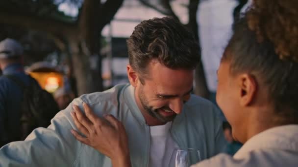 Gülen Aşıklar Akşam Barın Çatısında Eğleniyorlar Kafe Terasında Iki Çok — Stok video