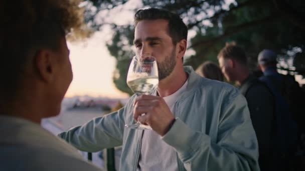 Vousatý Muž Flirtuje Neznámou Ženou Večerní Romantické Rande Detailní Hispánský — Stock video