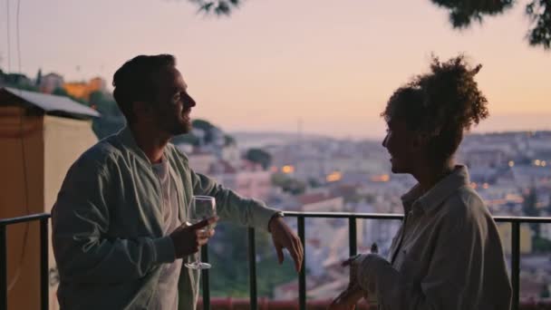 Joyeux Couple Parlant Point Vue Coucher Soleil Gros Plan Des — Video