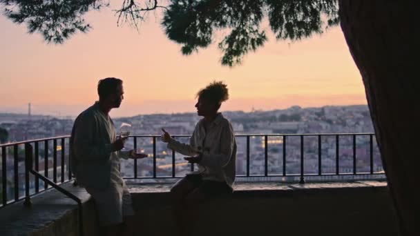 Couple Insouciant Sortir Ensemble Sur Point Vue Soir Coucher Soleil — Video