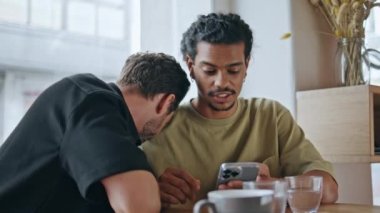 Lgbt çifti hafta sonu kahvecide cep telefonu kullanıyor. Kapatın. Sakallı ortağa haber okuyan yakışıklı Brezilyalı adam. Kafede sosyal ağları izleyen iki çok kültürlü eşcinsel..