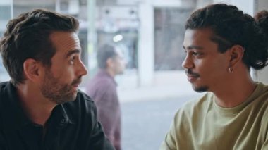 Kafede konuşan çok ırklı bir çift, dostça bir toplantının tadını çıkarıyor. Kafeterya penceresinin yanında oturan iki kaygısız adam konuşuyor. Genç ve mutlu iş arkadaşları hafta sonu toplanan işleri tartışıyorlar..