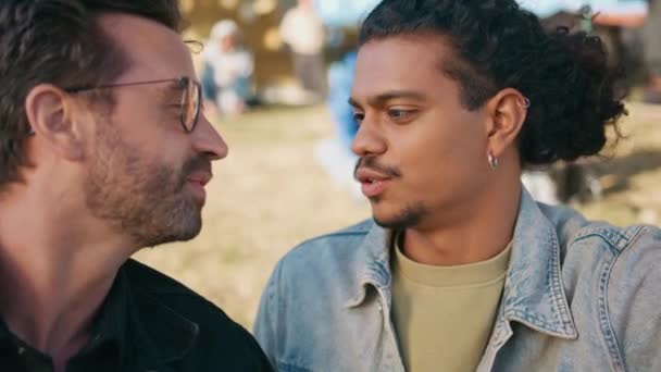 Portrait Amoureux Gays Embrassant Assis Nature Ensoleillée Week End Romantique — Video