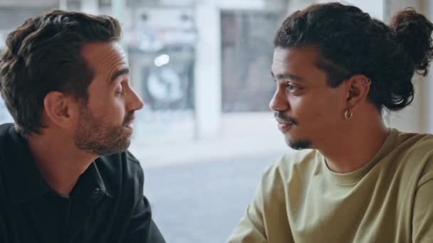 Homoseksualiści Rozmawiający Kawiarni Patrzący Siebie Współczuciem Szczęśliwa Para Wielorasowa Cieszyć — Wideo stockowe