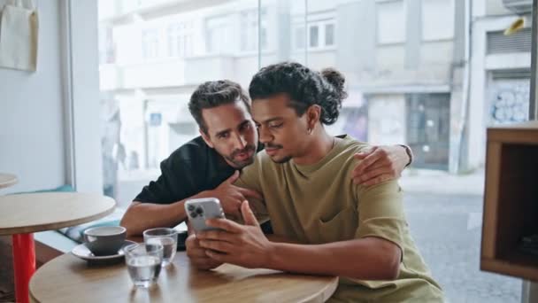 Glada Homosexuella Använder Smartphone Romantiskt Möte Mysiga Cafeterian Nära Håll — Stockvideo