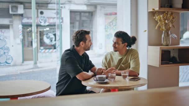Unbekümmert Plaudern Schwule Partner Beim Romantischen Date Gemütlichen Kaffeehaus Entspannte — Stockvideo