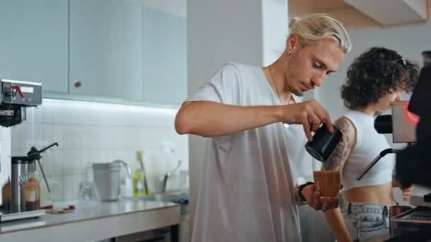 Barista Professionista Che Versa Latte Nella Tazza Caffè Preparandosi Sulla — Video Stock