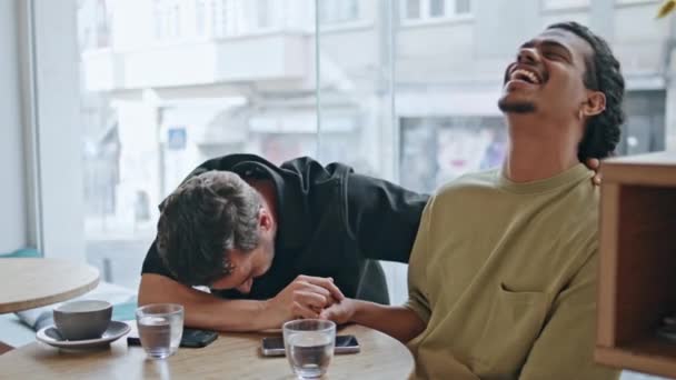 Vrolijke Lgbt Liefhebbers Lachen Grappen Bij Romantische Ontmoeting Comfortabele Cafe — Stockvideo