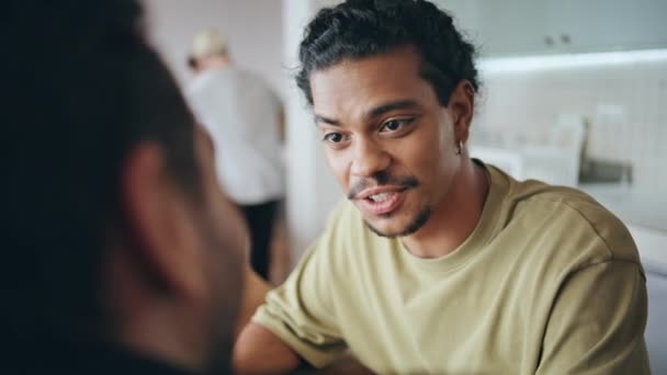 Uśmiechnięty Latynos Flirtujący Szukający Nieznanego Partnera Małej Kawiarni Szczęśliwy Brazylijczyk — Wideo stockowe
