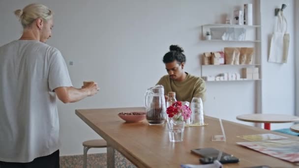 Cafékellner Bringt Kaffeetasse Lateinischem Klienten Der Allein Holztisch Sitzt Arbeiter — Stockvideo