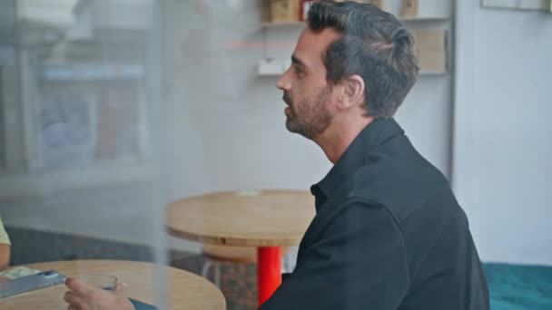 Några Manliga Vänner Träffas Mysiga Café Utsikt Genom Fönstret Närbild — Stockvideo