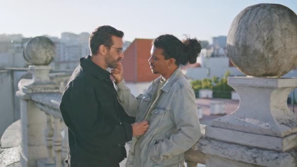 Romantique Couple Gay Debout Rue Ensoleillée Ville Regardant Avec Tendresse — Video