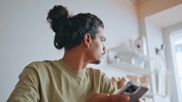 하우스 스마트 화면을 심각한 클로즈업 인터넷 검색을 모바일 아메리카 카페테리아에서 — 비디오