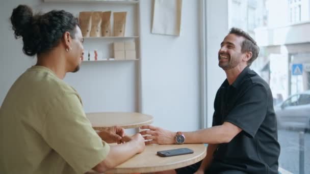 Gut Gelaunt Unterhalten Sich Zwei Männer Einem Gemütlichen Kleinen Restaurant — Stockvideo