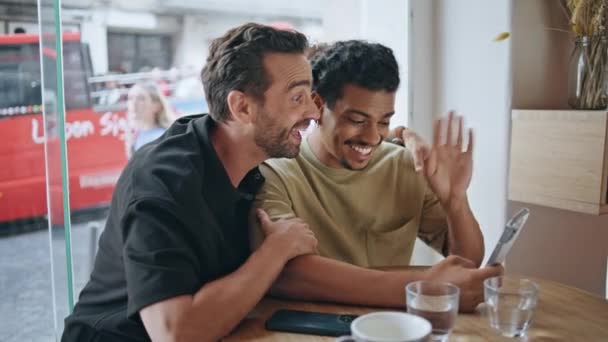 Gays Alegres Videollamadas Buscando Smartphone Acogedora Cafetería Primer Plano Feliz — Vídeo de stock