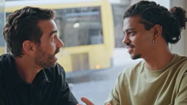 Vidám Férfiak Beszélgetnek Kávéházzal Mosolyognak Egymásra Közelről Vidám Többnemzetiségű Fickók — Stock videók