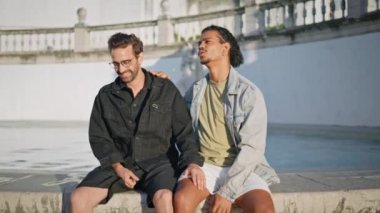 Aynı cinsiyetten homoseksüeller güneşli hafta sonu seyahatlerinde şehir çeşmesinin yanında oturuyorlar. Hassas, çok ırklı erkek partnerler romantik bir buluşmada eğleniyorlar. Mutlu transseksüel çift aile tatili geçiriyor.