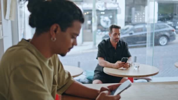 Hombre Buscando Reunión Romántica Sentado Acogedor Restaurante Interior Guapo Barbudo — Vídeo de stock