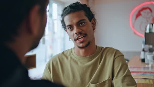 Два Колеги Зустрічаються Кафе Обговорюючи Стартап Впритул Латиноамериканський Молодий Чоловік — стокове відео