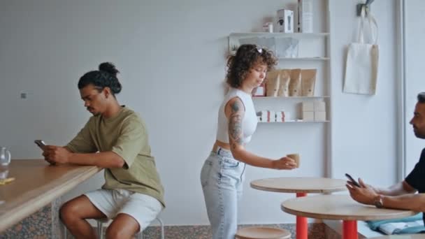 Cafékellnerin Bedient Mann Tisch Mit Smartphone Cafeteria Arbeiterin Mädchen Bringt — Stockvideo
