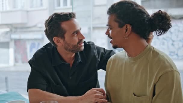Lachend Homoseksueel Koppel Genieten Van Date Klein Restaurant Close Zorgeloze — Stockvideo