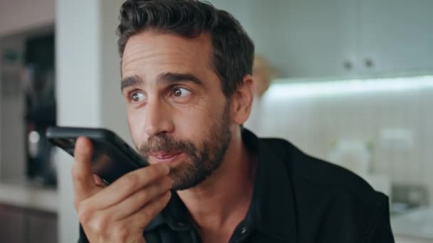 Yakışıklı Adam Cep Telefonuyla Sesli Mesaj Kaydediyor Evini Yakından Izliyor — Stok video
