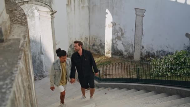 同性恋夫妇在浪漫的散步中爬上美丽的古城的楼梯 快乐的多种族同性恋伴侣享受夏天旅行的约会 同性情人在一起度过了一段无忧无虑的时光 Lgbt关系 — 图库视频影像