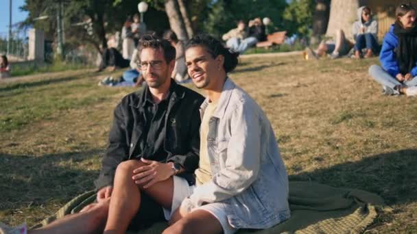 Трансгендерна Пара Насолоджується Романтичними Вихідними Сидячи Траві Сонячний Газон Щасливий — стокове відео