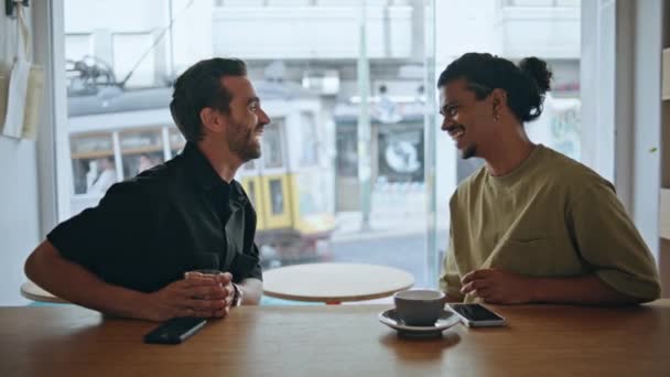 Γελαστοί Φίλοι Απολαμβάνουν Μια Συνάντηση Ένα Μικρό Εστιατόριο Από Κοντά — Αρχείο Βίντεο