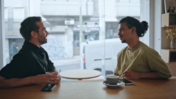 Masculino Melhores Amigos Falando Pequena Casa Café Fim Semana Manhã — Vídeo de Stock