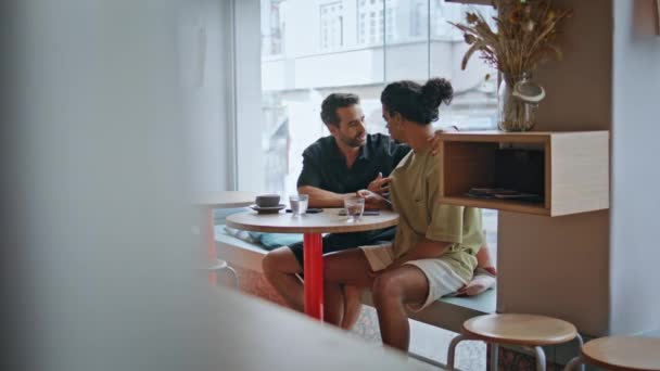 Carino Coppia Omosessuale Parlando Seduta Accogliente Tavolo Moderno Caffè Tender — Video Stock